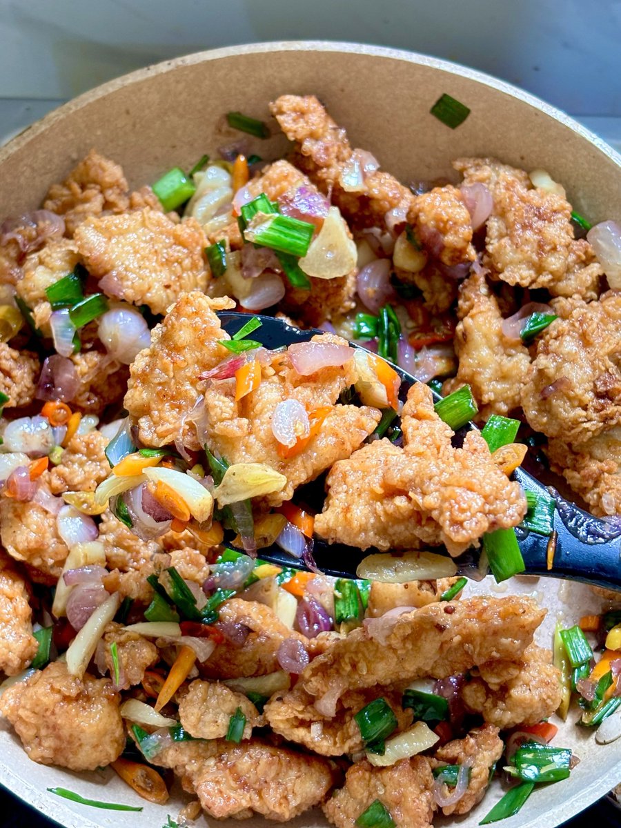 racunshopeedeal's tweet photo. Plot twist —
NIAT AWALNYA CUMA BIKIN LAUK AYAM BIASA.
Plot twist: suami yang biasanya makan secukupnya malah ngabisin semuanya 😭🫵🏻
Ternyata rahasianya ayam digoreng crispy dulu, baru ditumis sama bawang, cabe, dan terasi.
Gurih, pedes, wangi bawangnya dapet banget. https://t.co/B3ucWXPoBu