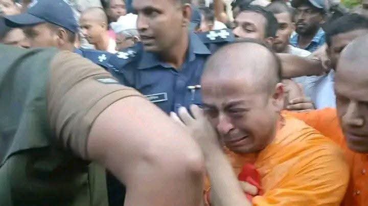 jpsin1's tweet photo. बांग्लादेश में स्वामी चिन्मय कृष्णदास की मां बेहद गंभीर रूप से बीमार थी

 डॉक्टर ने कह दिया कि वह मात्र कुछ घंटे की मेहमान है 

स्वामी  स्वामी चिन्मय कृष्ण रोते रहे कि मुझे जमानत दो मैं अपनी  मां का अंतिम दर्शन कर लूं 

 लेकिन बांग्लादेश की कट्टर मुस्लिम सरकार ने उन्हें जमानत नहीं दिया 

और स्वामी  चिन्मय कृष्ण की मां का दुखद निधन हुआ 

उसके बाद मात्र 3 घंटे के लिए उन्हें जमानत दिया गया था कि स्वामी चिन्मय कृष्णा अपनी मां का अंतिम संस्कार कर सके 

और यहां भारत है कि 250 लोगों के हत्यारे आतंकी याकूब मेमन के लिए रात को 2:00 बजे सुप्रीम कोर्ट खोल दिया जाता है 

और दूसरे मुस्लिम देशों में हिंदुओं की क्या दुर्दशा है आप खुद सोचिए