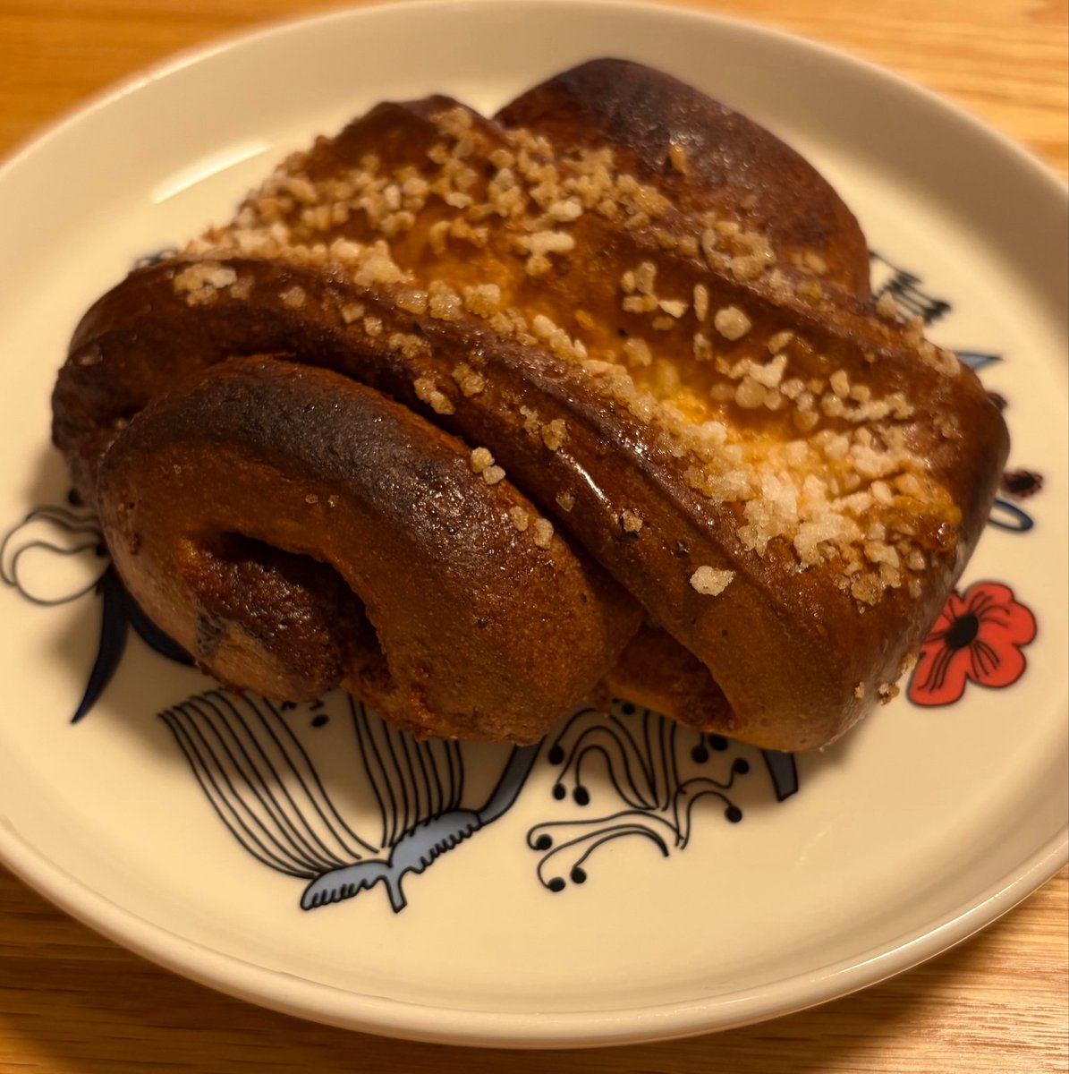 datarou_origin's tweet photo. 新宿伊勢丹にやってきたEkberg(エクベリ)のKorvapuusti（コルヴァプースティ）を買って来ました！
そう、フィンランドのシナモンロール。18センチのお皿を覆い尽くす勢いのサイズ。部屋中カルダモンの香り。ガリガリのパールシュガー。
気づいたら完食。あんなに大きかったのに。ごちそうさまでした🇫🇮 https://t.co/TFQ6WVOem1