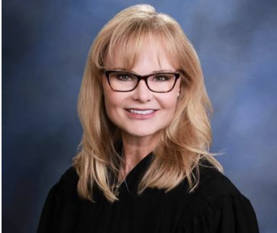 thinkorswim03's tweet photo. @AustinJustice Here's the judge responsible for his mental evaluation and letting him go: meet Donna King. https://t.co/1WugRJZRBd