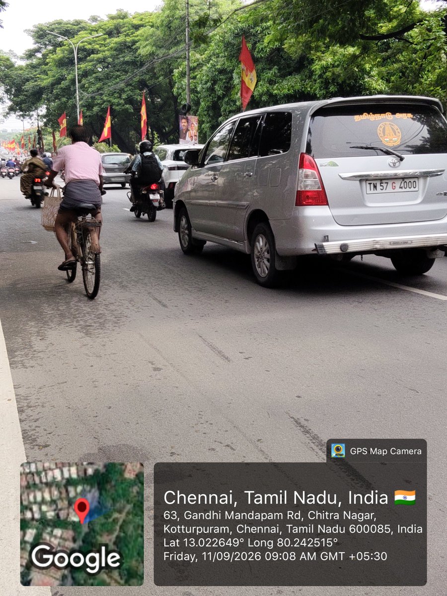 gkez0102's tweet photo. Entire footpath has been occupied by tvk party banners. Very good matram.

@chennaicorp pls take action and remove all banners on the road. https://t.co/7IJKpAXTO9