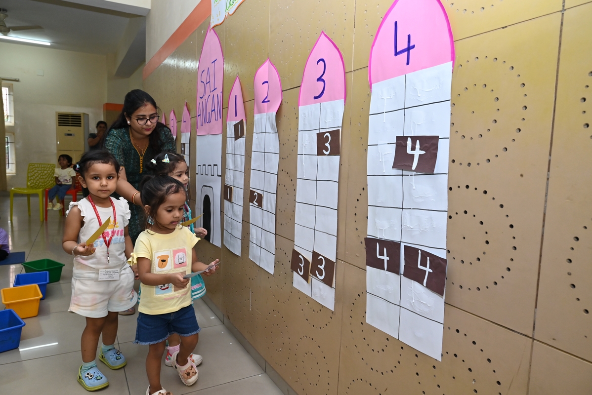 SAI_Edu_In's tweet photo. A joyful learning experience where every little brick brought them one step closer to discovering the world of numbers!  
#Playgroup #CountingCastle #NumberRecognition #LearningThroughPlay #HandsOnLearning https://t.co/BpvJK78vkZ
