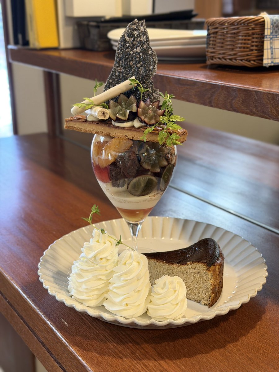 hamacyan0909_'s tweet photo. 濃く甘いナガノパープルだけじゃなくいろんな味が楽しめるパフェと、ホイップトッピング紅茶のバスクチーズケーキをカフェヴァルールさんで(^^♪
おいちーーーーー😋
#カフェヴァルール
#長野市カフェ
#ナガノパープルパフェ
#パフェ
#バスクチーズケーキ
#長野市カフェ https://t.co/GodbSLUI6O