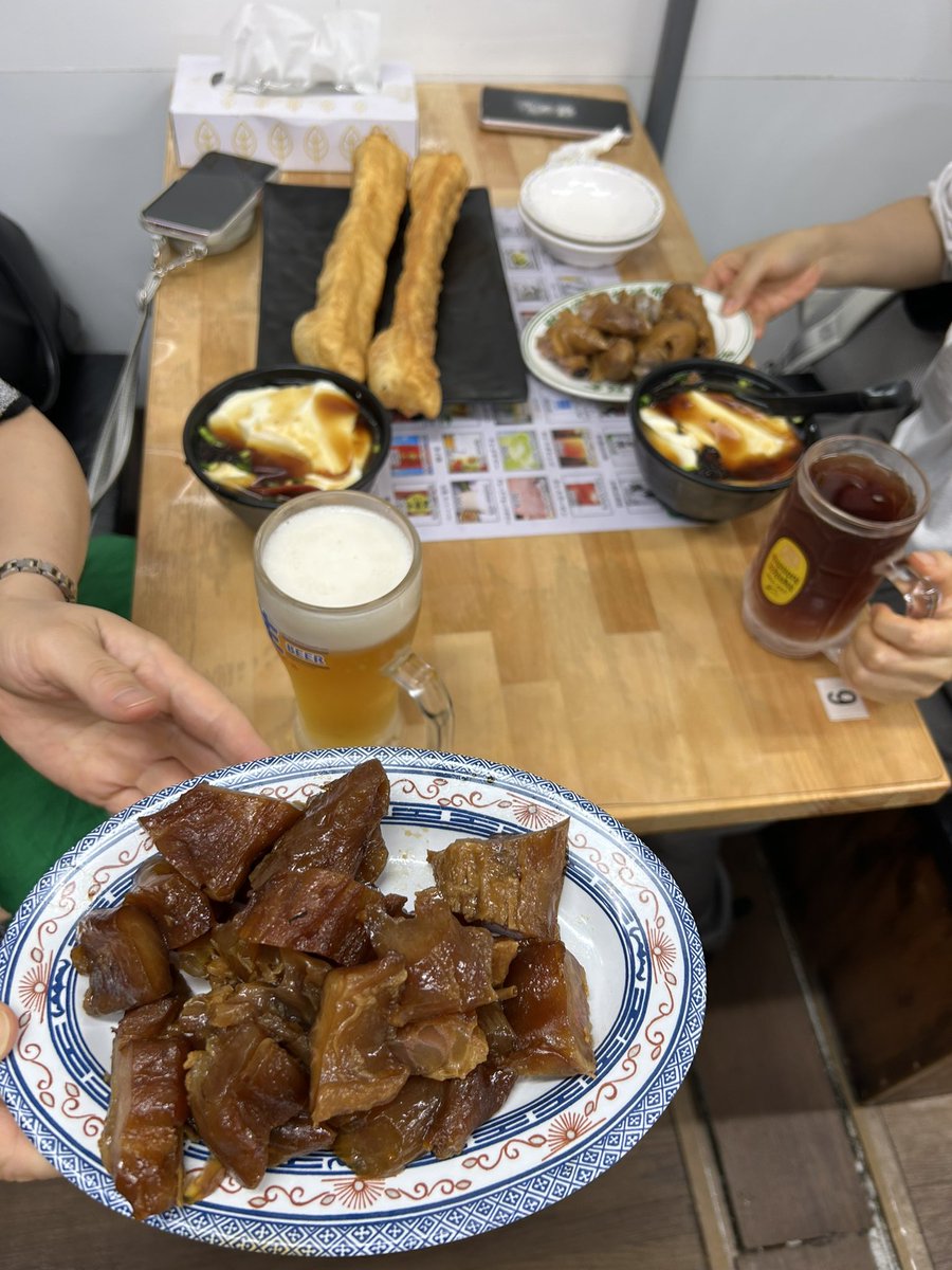 teaspoon0409's tweet photo. 上野のアメ横でガチ中華。
隣に座った中国人と仲良くなり連絡先を交換する。
「au光センターに電話して契約解除したいのに日本語わからなくて無理！私のフリして電話して！」と言われ、電話したらご馳走してもらえた。笑　
面白い経験をした。 https://t.co/dlqvqee1nB