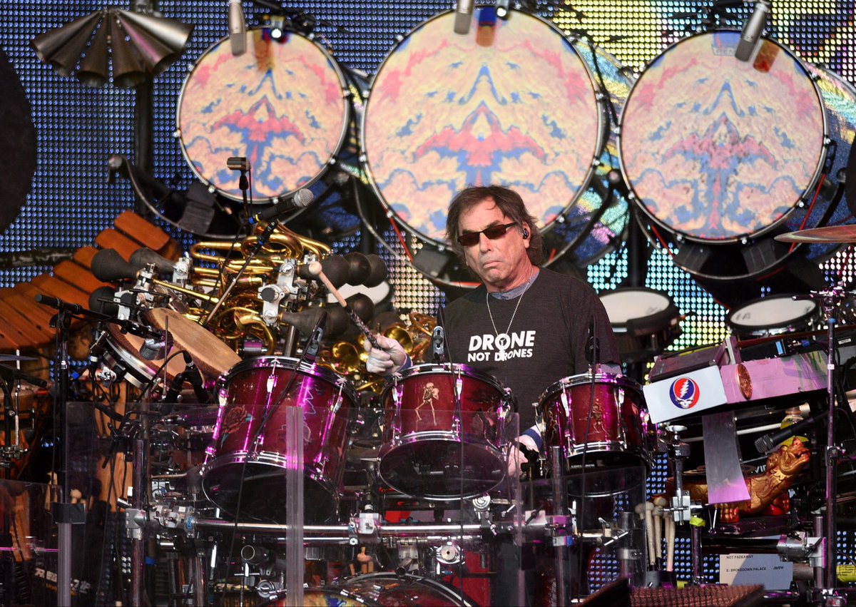 RockOthers's tweet photo. #AlmanaccoRock by @FabioLisci 
#OnThisDay #MickeyHart 
11 settembre 1943 – Nasce Mickey Hart

A Brooklyn nasce Michael Steven Hartman, destinato a diventare uno dei due batteristi dei Grateful Dead. Entrato nella band nel 1967, insieme a Bill Kreutzmann forma quella che verrà chiamata “Rhythm Devils”. Ma Hart non si ferma al rock, la sua ricerca sui ritmi e sulle percussioni del mondo lo porterà a collaborare con musicisti di culture diverse, trasformando il ritmo in una vera esplorazione musicale.