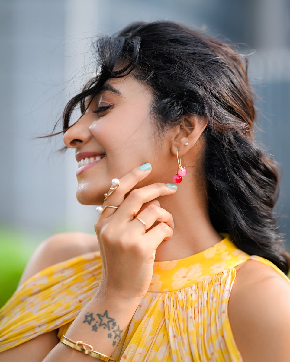 priya_Bshankar's tweet photo. Currently serving summer, romanticising life and taking none of it too seriously ☺️ https://t.co/b3bysOZl9P