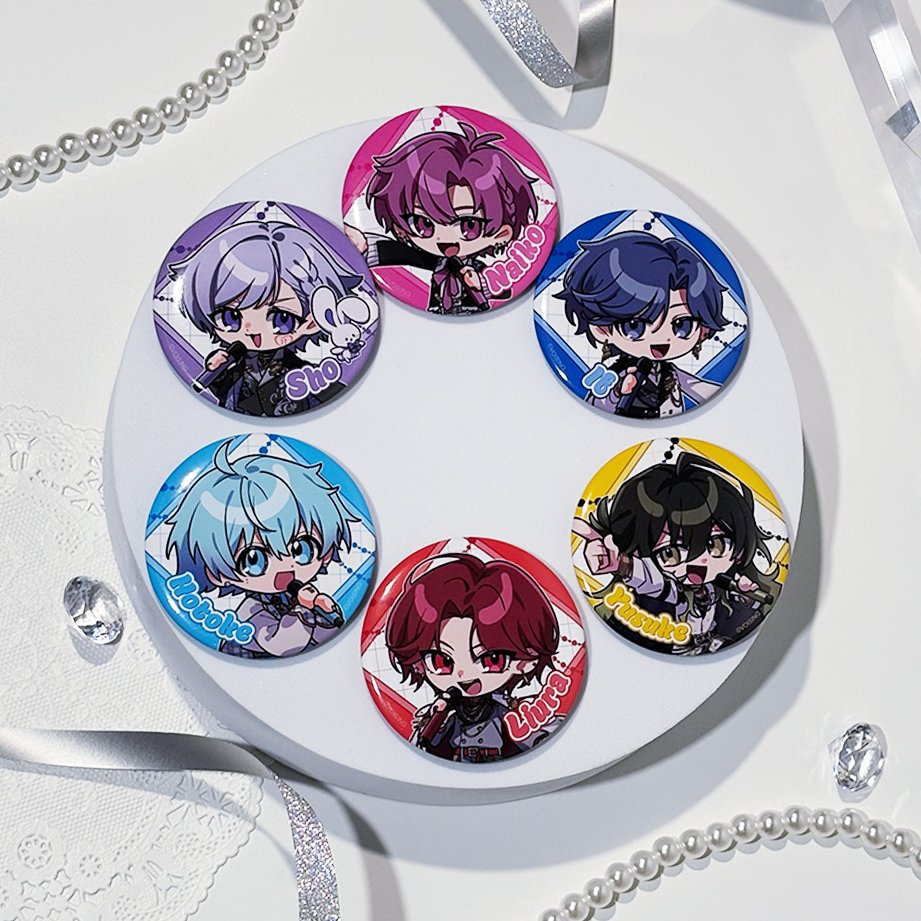 VOISING_Shop's tweet photo. ＃いれいす 6th Anniversary ──

6周年の描き下ろしビジュアルを使用した、
全24種のランダム缶バッジ。
うち6種は、きらめく箔押し仕様です。

09.20 18:00 ──── On Sale🎲

🛒商品詳細はこちら
https://t.co/qLabagHNXl https://t.co/ix229hAGVc