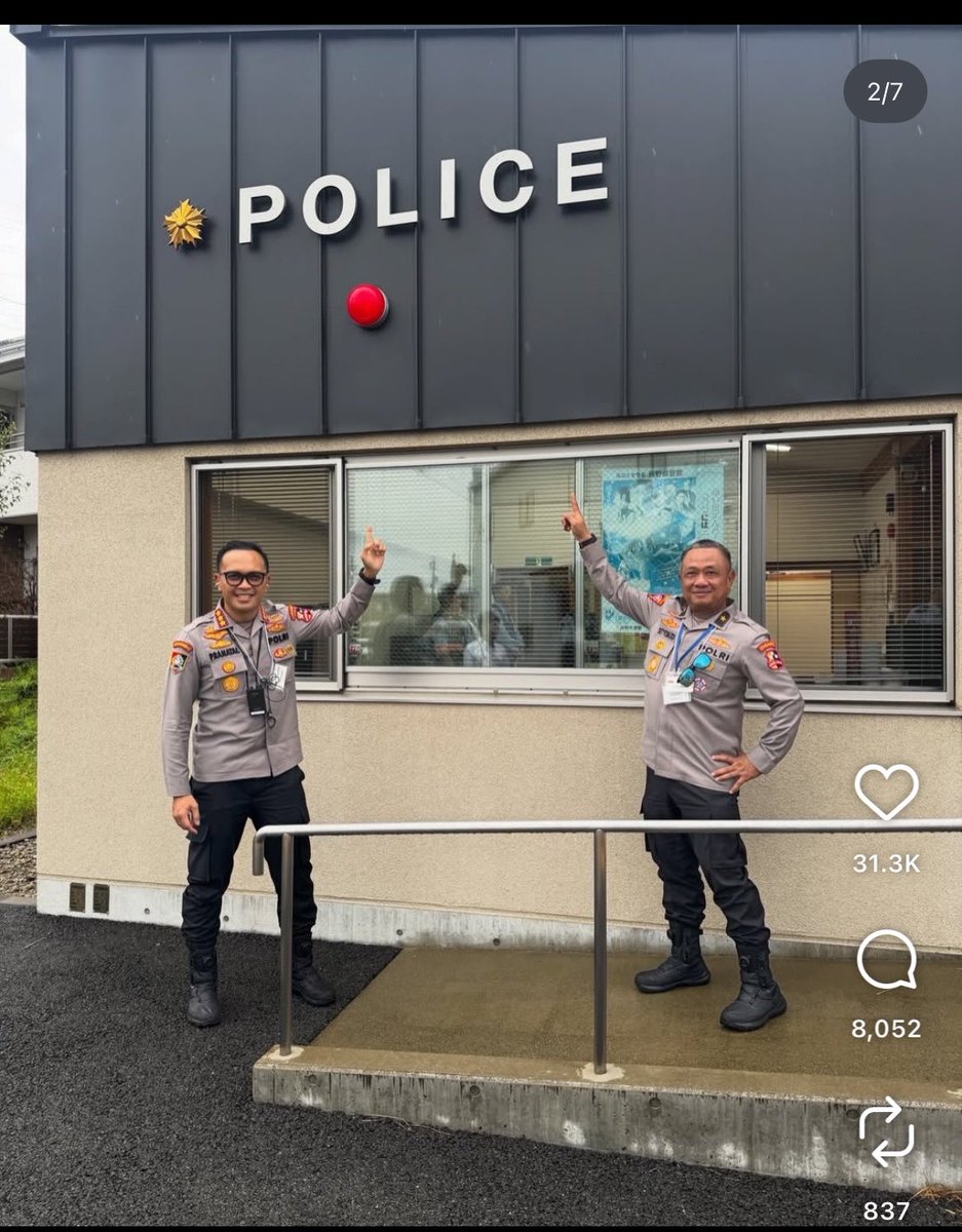 rebukanrain's tweet photo. Polisi pada terbang ke jepang buat belajar cara kerja mereka

- polisi indo bingung kok disana ga perlu uang pelicin
- polisi indo bingung kok disana kerja rata-rata pake sepeda
- polisi indo bingung kok disana ga ada yang pukul mahasiswa
- polisi indo bingung perutnya pada proporsional semua
- polisi indo bingung semua laporan masyarakat ditanggapin serius
- polisi indo bingung kok disana ga ada yang kerjanya foto-foto
- polisi indo bingung kok disana gak ada yang kerja sama dengan pungli