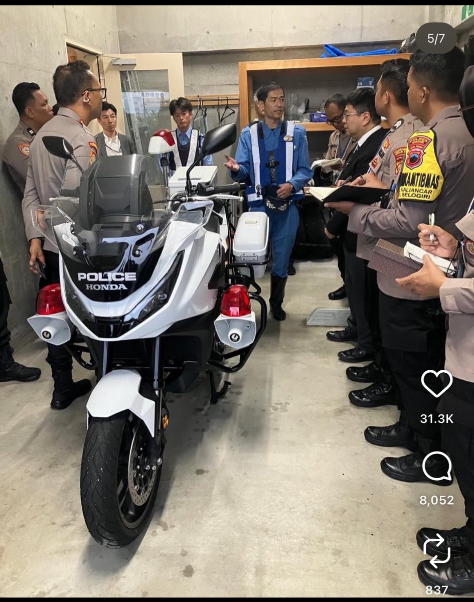 rebukanrain's tweet photo. Polisi pada terbang ke jepang buat belajar cara kerja mereka

- polisi indo bingung kok disana ga perlu uang pelicin
- polisi indo bingung kok disana kerja rata-rata pake sepeda
- polisi indo bingung kok disana ga ada yang pukul mahasiswa
- polisi indo bingung perutnya pada proporsional semua
- polisi indo bingung semua laporan masyarakat ditanggapin serius
- polisi indo bingung kok disana ga ada yang kerjanya foto-foto
- polisi indo bingung kok disana gak ada yang kerja sama dengan pungli