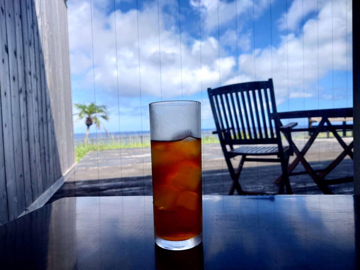 fumieram2021's tweet photo. 最終日の朝、コーヒーハウスLLさんに行きアイスティーと海を堪能。綺麗な場所ですね🌊 https://t.co/2gUcWPSyfK