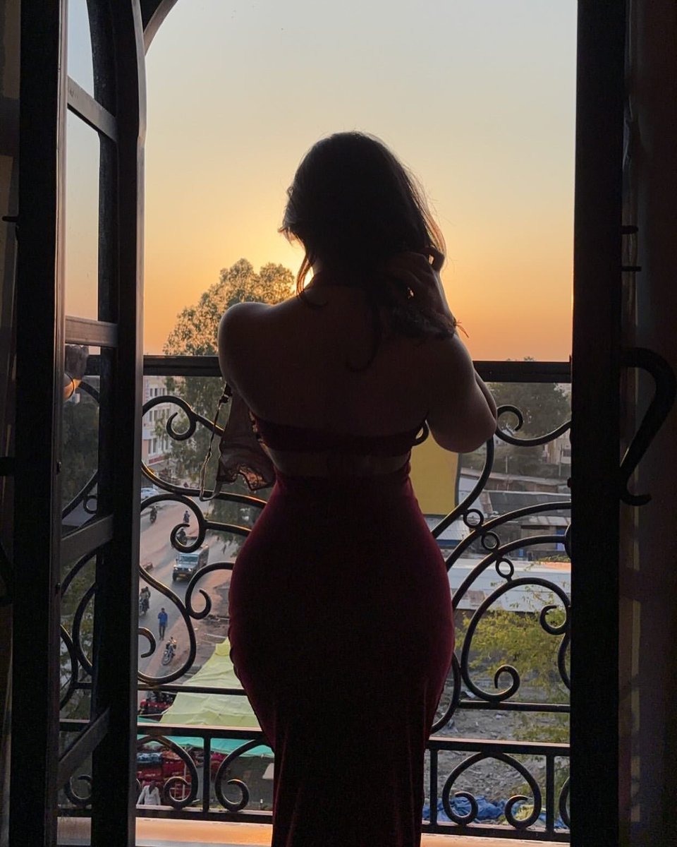 samridhi_i's tweet photo. Oops, I spilled some wine on my dress https://t.co/w7USN2pf5K