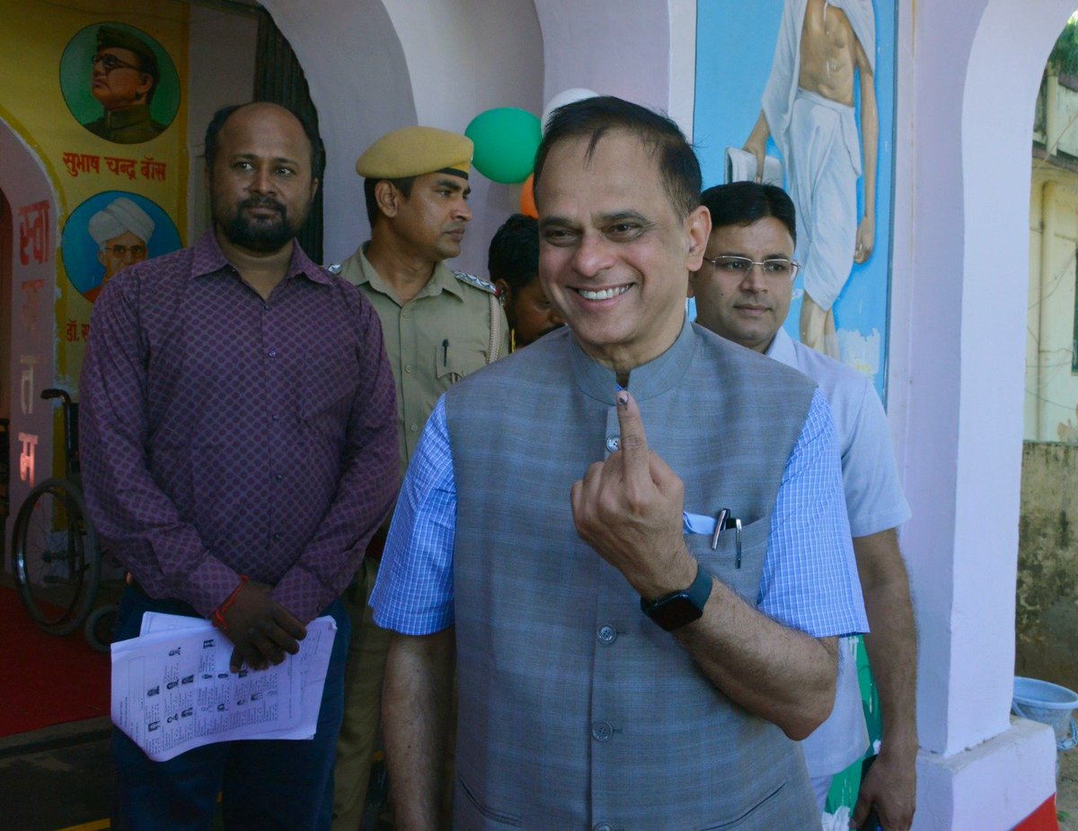 DIPRRajasthan's tweet photo. मुख्य सचिव श्री वी.श्रीनिवास ने किया मतदान

मुख्य सचिव ने मतदान केंद्र पर आवश्यक व्यवस्थाओं का जायजा लिया तथा संबंधित अधिकारियों से मतदान प्रक्रिया एवं मतदान प्रतिशत की जानकारी ली

मतदाताओं से निर्भीक होकर मतदान करने का किया आह्वान

https://t.co/DIDC5FFawI

@svoruganti1466 https://t.co/ZaALPtrG0F