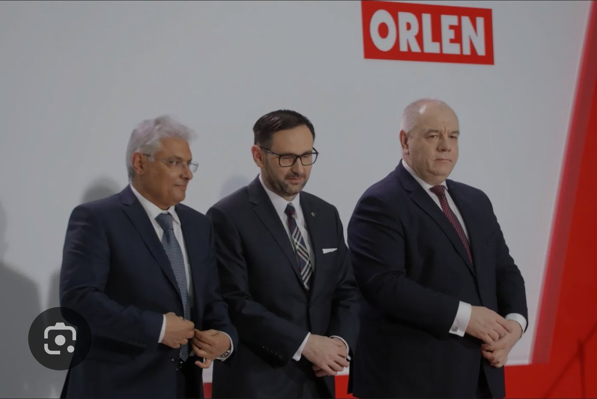 ManOfWorseSort's tweet photo. Sasin z Pcimskim milionrem oddali niemal za friko rodowe srebro Lotos i wmawiali, że Aramco zapewni nam tanie dostawy ropy.  Proszę ujawnić Polakom treść tych umów i kaluzul dostawy taniego surowca. A przy okazji co robi prokuratura wobec sprawców tego wału? https://t.co/QmOIYsVVe4