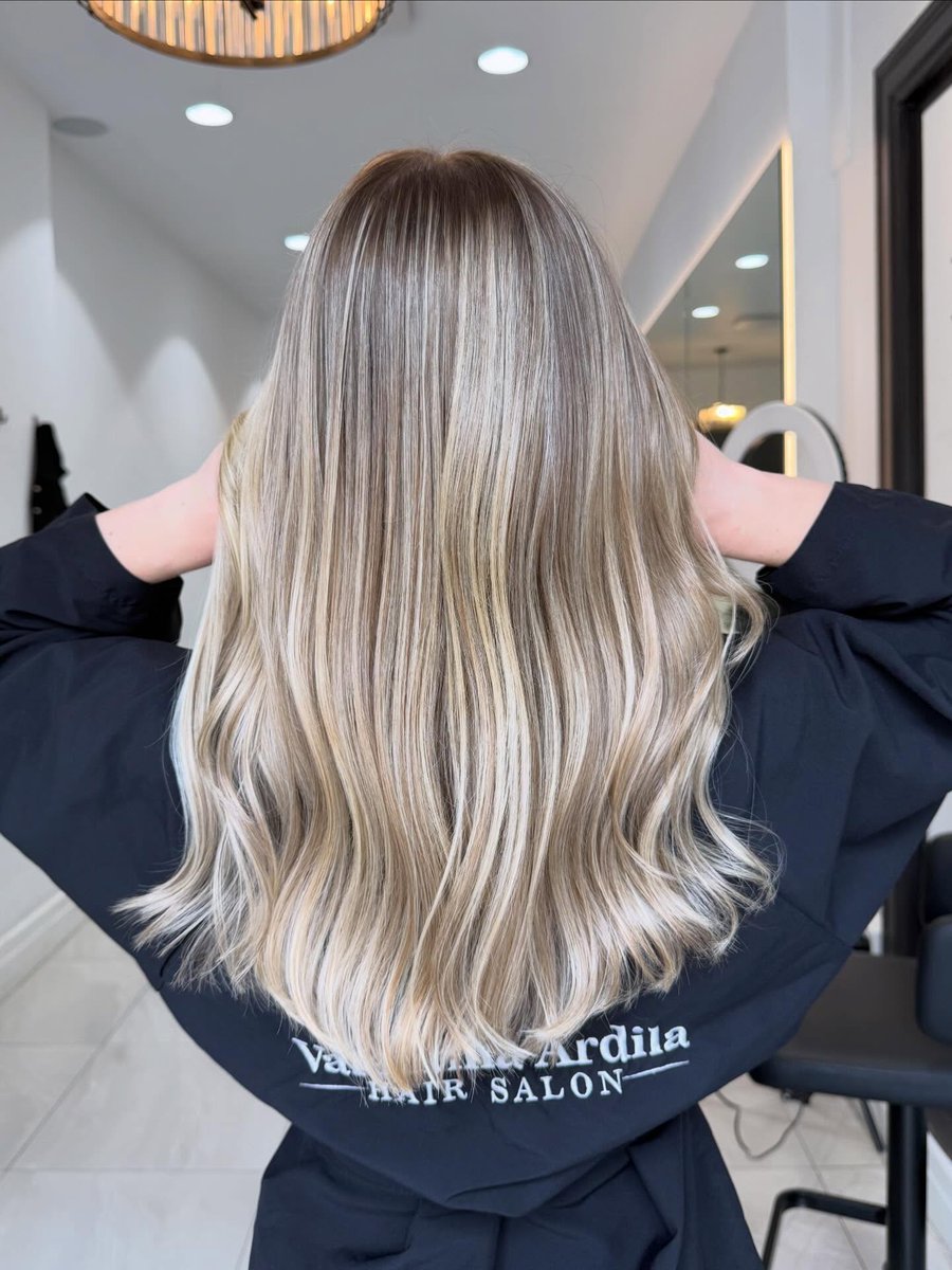 LeandrinHo_69's tweet photo. Blonde hair goddess energy. Before &amp; after that speaks for itself. Soft, bright, effortless—just how blonde should be. https://t.co/0QzfBDWazZ