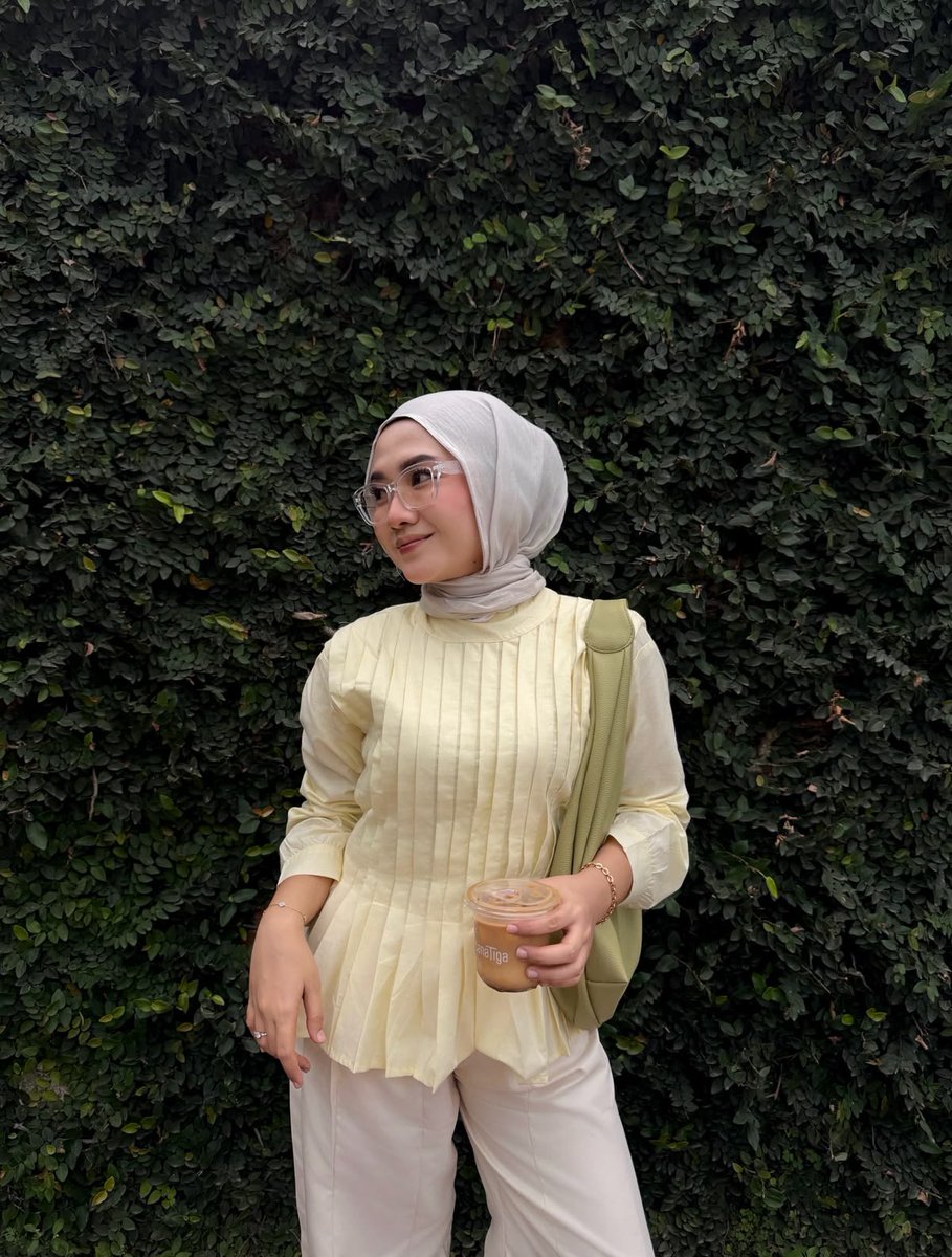 spilanmigel's tweet photo. Niat cuma keluar bentar, tapi malah dikira mau konten gara-gara fit-nya dapet banget 😭 Padahal cuma mix &amp; match atasan sage green sama celana putih. Sengaja tak tabrak pake flatshoes kuning biar makin dapet pop of color-nya! https://t.co/WS4nDTeYI9