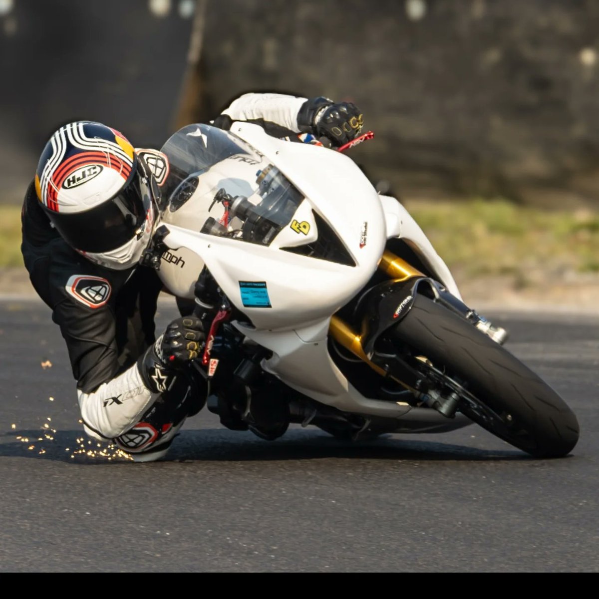 SheilahHesbj's tweet photo. Knee down was cute. Now for the real challenge: dragging this elbow. https://t.co/RnGVc480U4