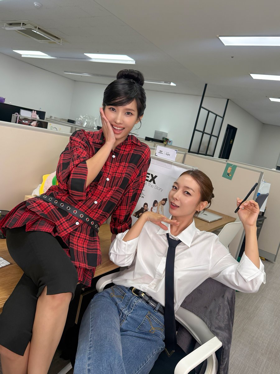 kbsworld_enter's tweet photo. 이상미, 익스(EX) '잘 부탁드립니다' 오마주 전소연 신곡 '퇴사할게여' 챌린지 참여!

이상미, 아이들 전소연 만났다! '퇴사할게여' 챌린지 지원사격…빛나는 선후배 케미

[사진 = 뉴에라프로젝트 제공]

#이상미 #익스 #EX #LeeSangMi #소연 #아이들 #idle #SOYEON https://t.co/2Lm5reOZVU