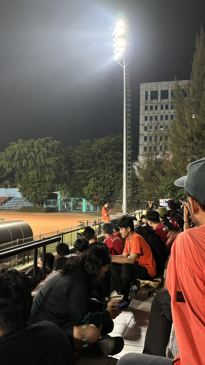 sukasukakikik's tweet photo. Jujur hari ini ngantuk banget, semalem sampe rumah jam 1 demi melancarkan match Persija vs Persib besok.

Temen-temen, yuk tetep jaga kondusifitasnya.
Pertandingan hanya 90 menit, sisanya kita semua adalah manusia yang saling bersaudara 💗✨

#PersijaSelamanya https://t.co/Nk7ZOthwQI