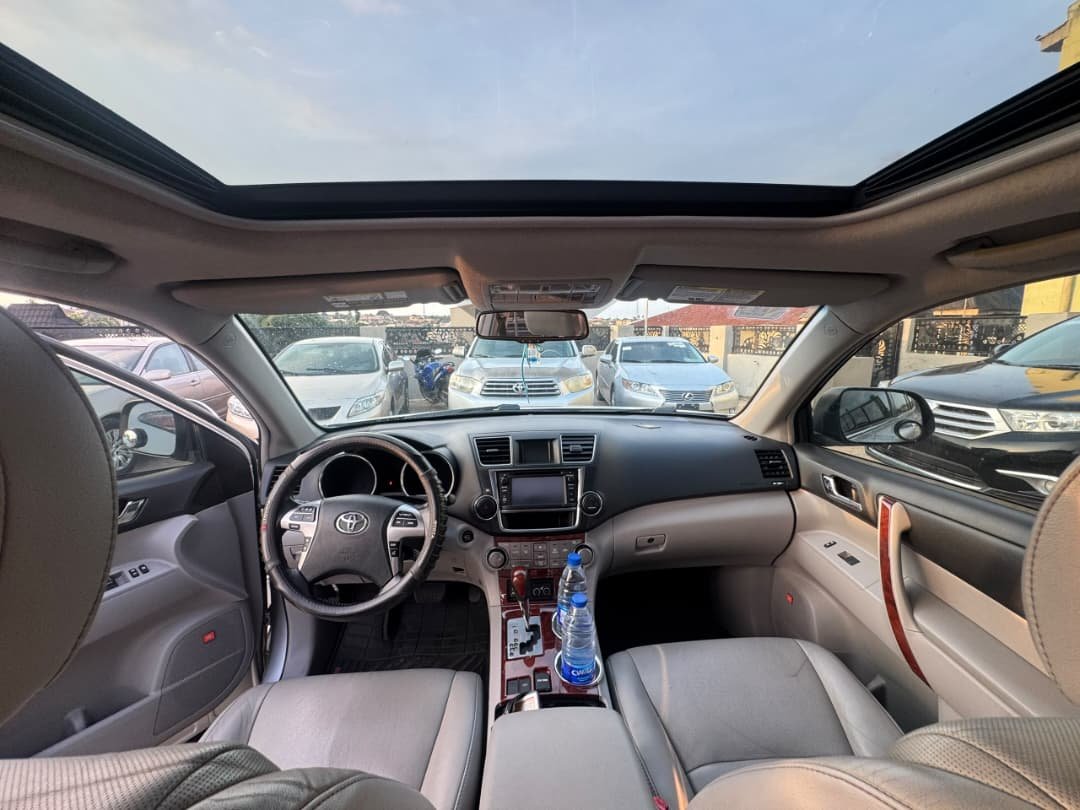 PELSAUTOS's tweet photo. Absolutely fantastic 💯
Toyota Highlander Limited edition 
Four months used 
Production year: 2013
Good 3row leather seat 
2026 on custom 
Sunroof 
Good tyres 
Untampered V6 Engine 
Untampered Gear 
Untampered ac with vent 
15,000,000
IBADAN
07032328559 https://t.co/9E8HMFWeR4