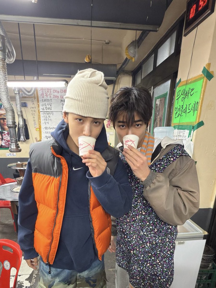 nimmwww's tweet photo. 얼마전에 핀터 들어갔다가 couple pose <- 이 검색어에 이런 사진 있어서 빵~~터짐 https://t.co/GkXjsRNkQF