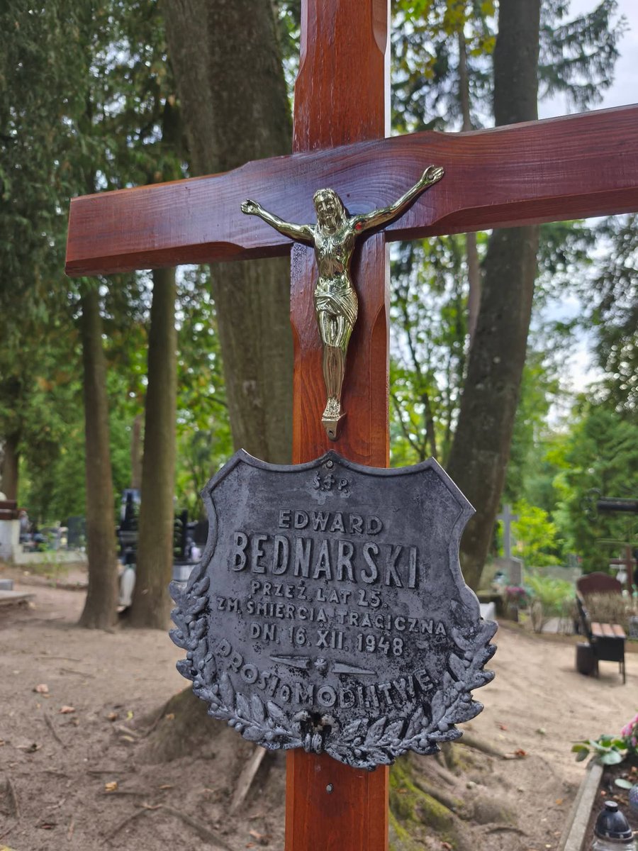 zz__nsz's tweet photo. Wracamy po Swoich 🫡🇵🇱🦎
Pierwszy etap prac na grobie Edwarda Bednarskiego, żołnierza Brygady Świętokrzyskiej, został pomyślnie zakończony. Zmieniliśmy stary, spróchniały krzyż na nowy, co jest ważnym krokiem w zachowaniu pamięci o naszym bohaterze.
#NarodoweSiłyZbrojne #NSZ https://t.co/7zK5QnvKSS