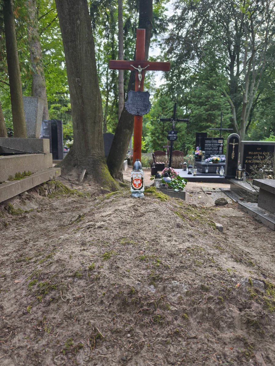 zz__nsz's tweet photo. Wracamy po Swoich 🫡🇵🇱🦎
Pierwszy etap prac na grobie Edwarda Bednarskiego, żołnierza Brygady Świętokrzyskiej, został pomyślnie zakończony. Zmieniliśmy stary, spróchniały krzyż na nowy, co jest ważnym krokiem w zachowaniu pamięci o naszym bohaterze.
#NarodoweSiłyZbrojne #NSZ https://t.co/7zK5QnvKSS