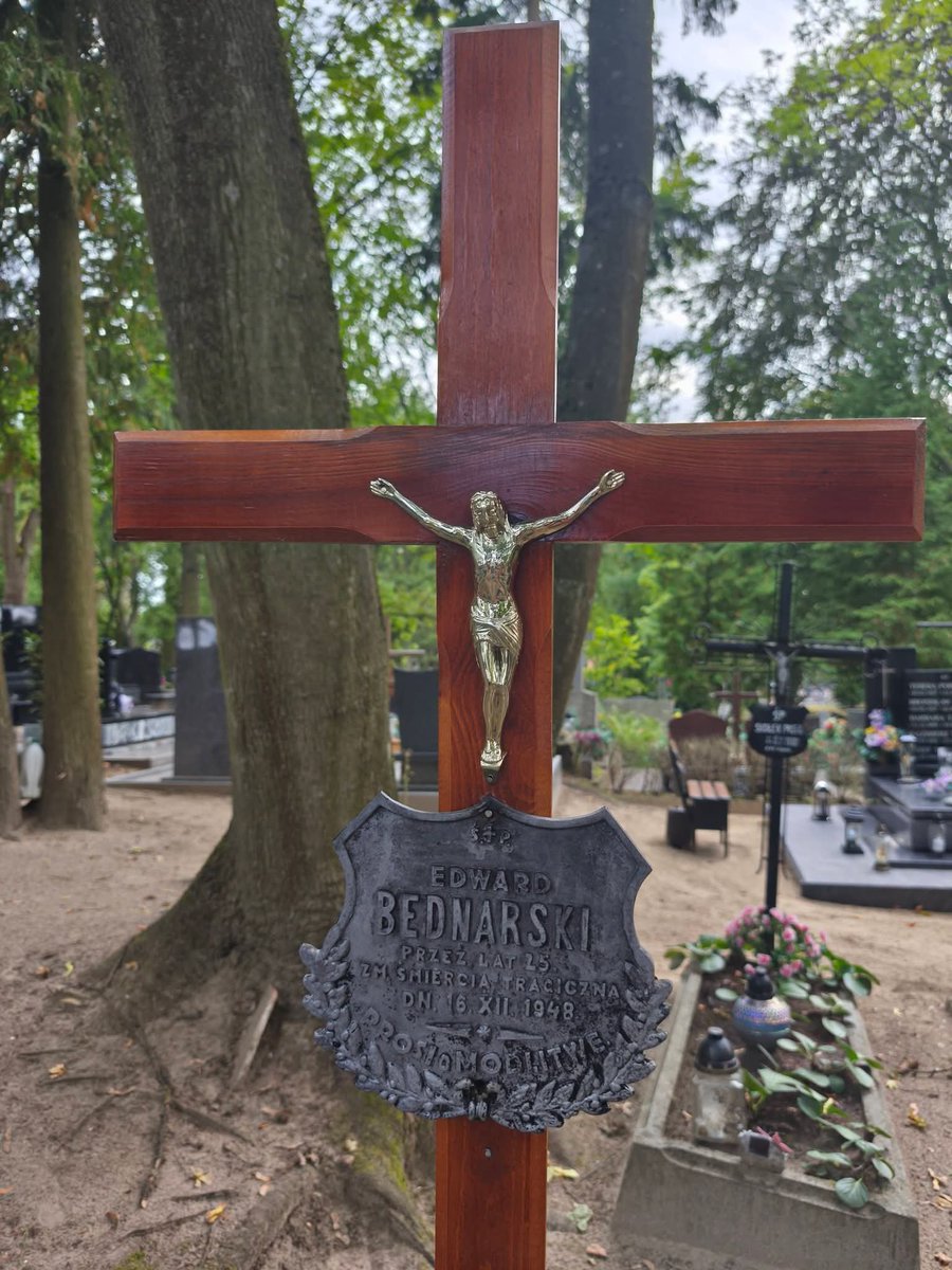 zz__nsz's tweet photo. Wracamy po Swoich 🫡🇵🇱🦎
Pierwszy etap prac na grobie Edwarda Bednarskiego, żołnierza Brygady Świętokrzyskiej, został pomyślnie zakończony. Zmieniliśmy stary, spróchniały krzyż na nowy, co jest ważnym krokiem w zachowaniu pamięci o naszym bohaterze.
#NarodoweSiłyZbrojne #NSZ https://t.co/7zK5QnvKSS