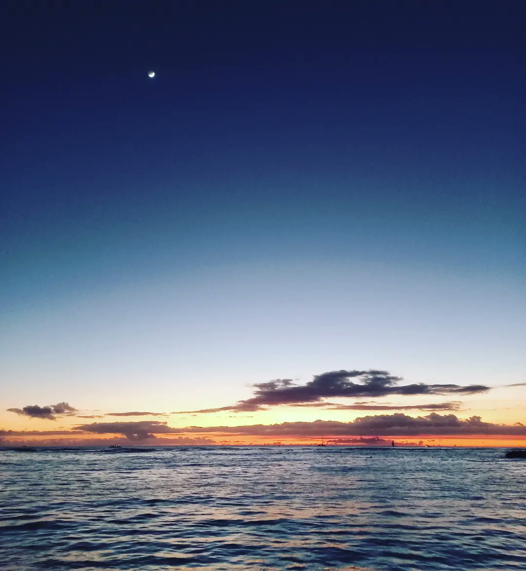 doom2050's tweet photo. Just like that—the best sunset ever. We also saw the great whale families that come around this time, and Diamond Head in the distance was truly breathtaking. https://t.co/q89iQ4AN5T