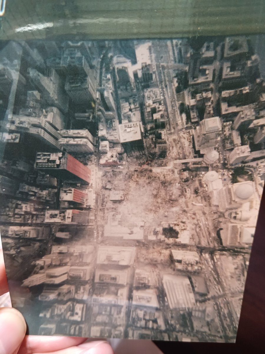 barao_h's tweet photo. 9.11の半年後の2002年3月にNYのGROUND ZEROへ行ったのですが、あたりはまだ、道路などに粉じんが残っていて、街中には焦げ臭いような独特の臭いがありました。
ビルの崩壊で発生した粉じんには、アスベストのほか、ガラス繊維、シリカ、コンクリート粉じん、鉛などの金属、燃焼生成物など、さまざまな有害物質が混ざっていたそう。
救助のために現場へ入り、その後何年、何十年も経って、呼吸器疾患やガンなどの病気になった消防士、警察官、作業員、周辺住民まで含めると、被害はいまも続いているのかもしれません（広島や長崎と同じような状況）。
私もNYへ行くのがもう少し早かったら、何らかの影響を受けていたかもしれないと思うと、なんとも複雑な気持ちになります。合掌