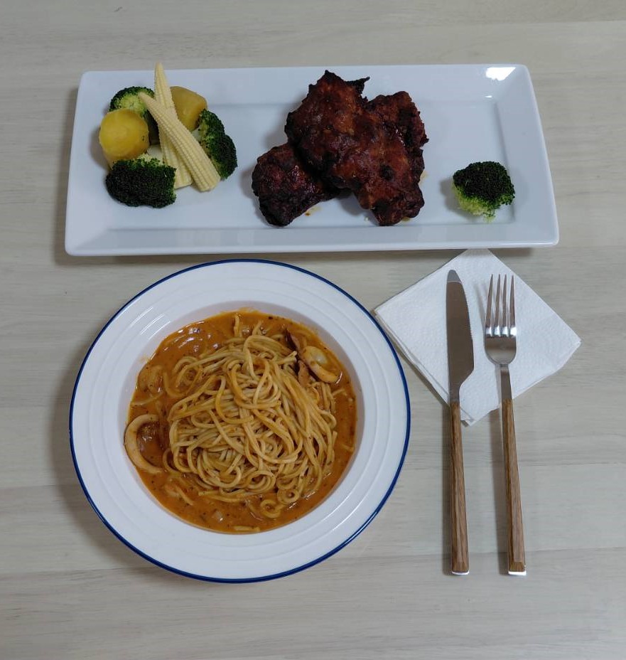 LihsinKon's tweet photo. 《休假餐桌》
這次要來推薦喜憨兒庇護工場的冷凍料理包，豬肋排跟蕃茄海鮮義大利麵，就是"好ㄘ"！

義大利麵有三種口味：白醬、紅醬、南瓜醬。
三種我都很喜歡，醬濃郁。肉類冷凍包還有鹹豬肉、舒肥鴨胸，也都好ㄘ！我常買的還有油飯、肉骨茶。

豬肋排拍起來怎麼好黑QQ https://t.co/ZitQzvYZI0