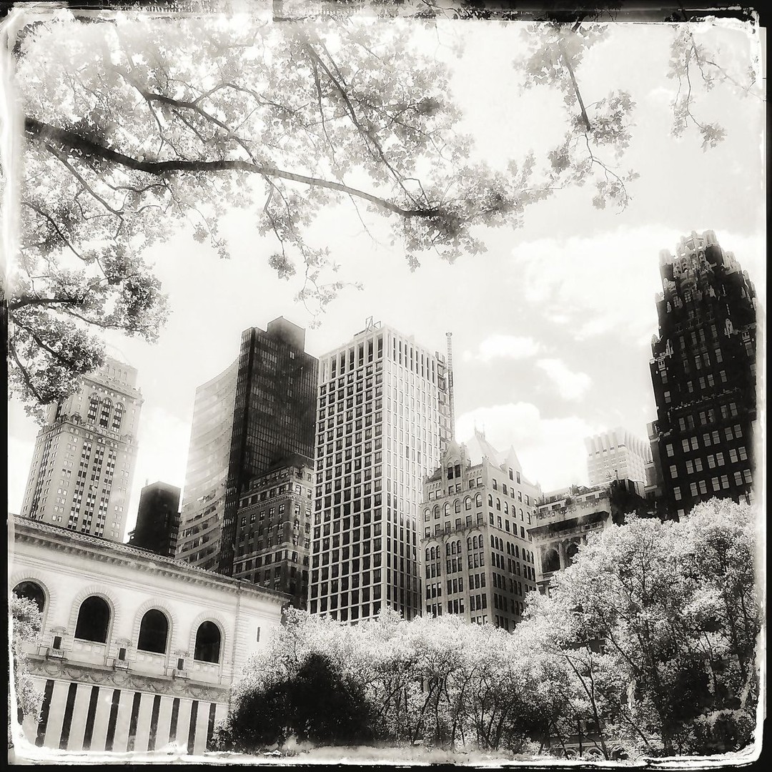 FrancesShitwu1's tweet photo. Seeing artists celebrate World Photography Day reminds us that art begins with paying attention: to light, atmosphere, emotion, relationships, and everyday moments. “BRYANT PARK OVERLOOK” honors that tradition. Happy World Photography Day! https://t.co/JNZEIVbIHd