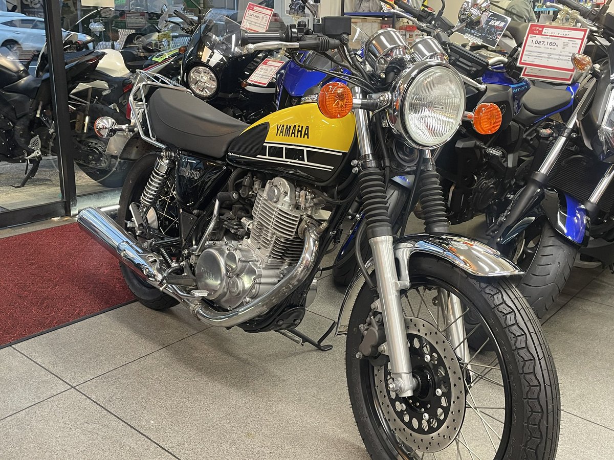 ysphiyoshi's tweet photo. 特選中古車のSR400 60th黄を
黒タンクに交換してみました✨
定番の黒の方が見慣れているし、
リムも黒なので引き締まって👍
#SR400
#YAMAHAが美しい
#Goobike https://t.co/arIhIKag1K