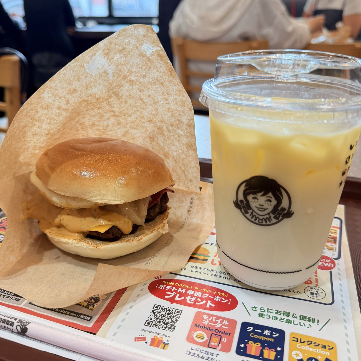 yun363jsb's tweet photo. うわさほもうバーガーのジャスミンラテ https://t.co/t9biZGoavr