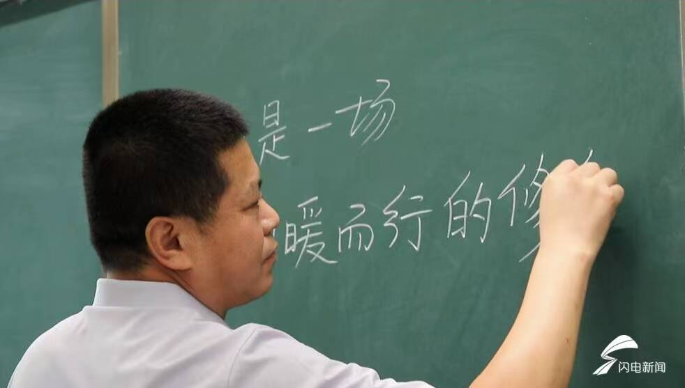 gungnin6's tweet photo. 在泰安市宁阳县，有一位物理老师，25载深耕教学一线，坚守班主任岗位23年。张辉以热爱为灯，潜心陪伴少年逐梦，用长久坚守诠释师者担当，书写润物无声的育人情怀，他常说：“教育是一场向暖而生的修行。”2026年高考，他所带班级有4名学生考入北京大学。 https://t.co/oERfBZ0uQB