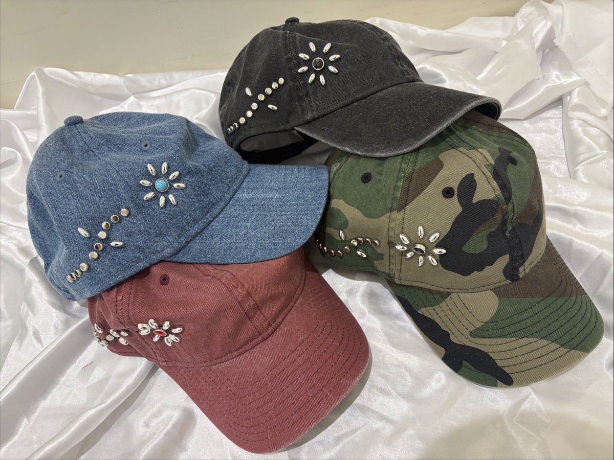 NewEraSendai's tweet photo. 【Studs】

スタッズを用いて、フラワーモチーフを表現したコレクションが登場。 
適度な色落ちで、自然で上品なフェード感があるイタリアンウォッシュ加工を採用。 
ぜひ、お気に入りのカラーを見つけてみてください♪

#ニューエラ　#仙台パルコ　#ニューエラ仙台 https://t.co/x5gpTPbYf4