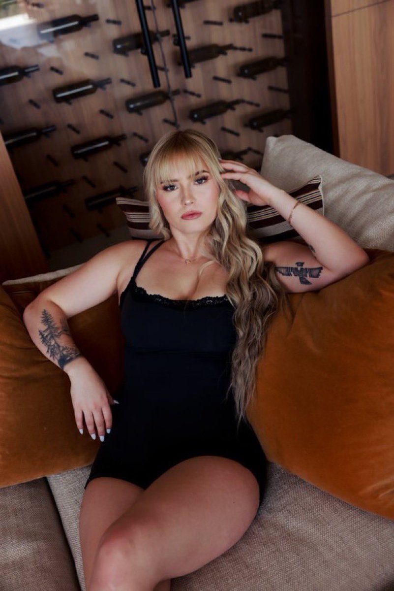 alyssacappsllc's tweet photo. come sit 🖤 https://t.co/GTusdqwf4U