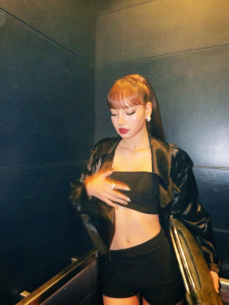 yk2aii's tweet photo. a gorgeous woman dressed to perfection https://t.co/ZHhSaR40ir