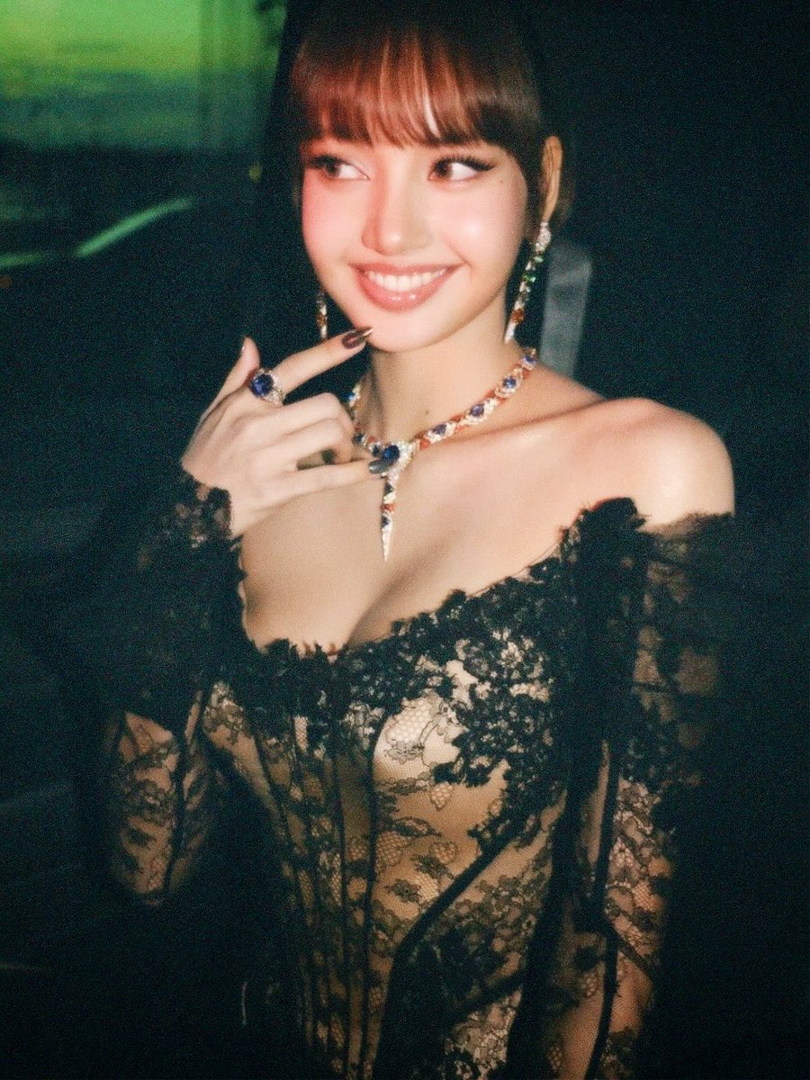 yk2aii's tweet photo. a gorgeous woman dressed to perfection https://t.co/ZHhSaR40ir