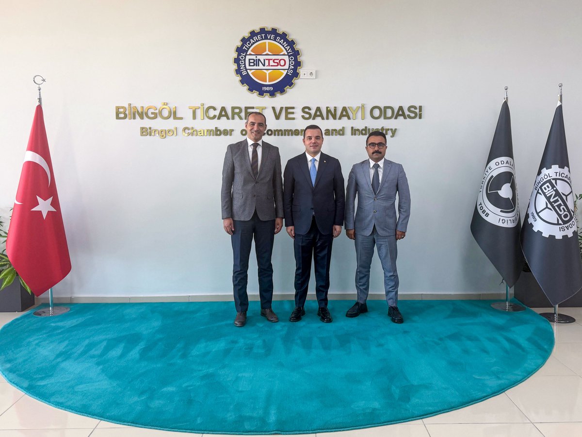 bingoltso's tweet photo. VakıfBank Erzurum Bölge Müdürü Sayın Alptürk Öner Ceylan ve VakıfBank Bingöl Şube Müdürü Sayın Sercan Mollaoğlu, Başkanımız Kadir Çintay’ı ziyaret etti.

TOBB’da kamu bankalarının genel müdürleriyle gerçekleştirilen istişare toplantısında Başkanımız tarafından dile getirilerek dosya hâlinde iletilen taleplerimiz arasında bulunan, Küçük Sanayi Sitesi esnafımızın uzun süredir çözüm bekleyen önemli bir sorununa yönelik somut adımların atıldığını ve sürecin yakın zamanda sonuçlandırılacağı müjdesi paylaşıldı.

İlettiğimiz tüm taleplere yakın ilgi gösteren #VakıfBank Genel Müdürümüz Sayın Osman Arslan’a, Erzurum Bölge Müdürümüz Sayın Alptürk Öner Ceylan’a ve Bingöl Şube Müdürümüz Sayın Sercan Mollaoğlu’na teşekkür ediyoruz.