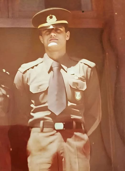 TOPRAK_2_'s tweet photo. KÂŞİF KOZİNOĞLU
KOZİNOĞLU, AMBULANSA BİNDİRİLİRKEN KELİME-İ ŞAHADET GETİRİYORDU. KOZİNOĞLU: "BEN TÜRK DÜNYASI KONUSUNDA ÖZEL YETİŞTİRİLDİM"
Kozinoğlu’nun ambulansa bindirilirken son olarak neler söylediğini soruşturdu. Tanıkların anlatımına göre Kaşif Kozinoğlu bu sırada Kelime-i Şahadet getiriyordu.
Rahmetli Kaşif Kozinoğlu efsane bir kahramandı.
1978-80 arası Eğirdir Dağ ve Komando Okulundan tanıdım onu.
Uyduruk Ergenekon kumpası ile tutuklanıp Silivride katledilinceye kadar dostluğumuz sürdü..
1979 da, Eğirdir Dağ ve Komando Okulunda teğmen iken, ABD de yapılan NATO üyesi Ülkelerin subayları arasında 12 daldaki savaş oyunlarınin tamamında dünya şampiyonu olmuştu.
Bu 12 branşın içinde, atıcılık, yakın boğuşma, dağcılık, tahrip, pusu, hayatta kalabilme(dayanıklılık), 32 km.lik tam teçhizatlı maraton koşusu..vs.var.
Bu başarısından dolayı, TSK içinde hep Orgeneral muamelesi görürdü. Bunu bana o vakitler emir subayı olduğum paşam söylerdi..
Taa o vakitler Özel harp dairesinin de, vurucu tim komutanı idi. Mesai bitiminde tüm subay, astsubaylar askeri gazinoya giderken, o ekibiyle birlikte dağ, bayır demeden, karda kış'ta saatlerce koşardı.. Arada bir gözden kaybolur, sonra tekrar ortaya çıkardı. Direkt Gnl.Kurmay https://t.co/VWJIYW8BMTğlı olarak, yurt içi ve yurt dışı operasyonlarda görev aldı. PKK nin çok baskın olduğu, 1990’larda, Ankara Gölbaşı’nda Polis Özel Harekat Merkezini kurdu. Korkut Eken'le birlikte 28 bin polise 6'şar ay Komando eğitimi vererek yetiştirdi ki, onlarla birlikte https://t.co/SAUEG8oyu1ğuda PKK’yı bitirdi.
Ardından TSK ya bağlı olarak, Nahçıvan’da Harp Akademisi kurup, burada Türk Cumhuriyetlerinin subaylarına kurmaylık eğitimi verdi.
Azerbaycan’da Ermenilere karşı, Çeçenistan'da Ruslara karşı, Bosna-Hersek’te Sırplara karşı savasti..
Bu savaşlarda iki kez gazi oldu.. Rahmetli Elçibey’in de, Cevher Dudayev’in de, Aliya Izzetbegoviç'in de, gizli Genel Kurmay başkanlıklarını yaptı.. 35 yıllık hizmetinin, 25 yılını hep yurt dışında ve çatışmaların içinde geçirdi.
TBMM tarafından kendine 3 kez üstün hizmet ödülü verilmiştir. Ayrıca 32 devlet başkanı tarafından da üstün hizmet ödülü almıştır.. Öldürülmeden önce Silivri’de, kaldığı koğuşta, el yazısı ile yazdığı, "SIRLAR" isimli 2.000 sahife tutan itiraflarında, bu ödülleri hangi devlet başkanından, hangi hizmet karşılığı aldığını yazmaktadır. "SIRLAR"in az bir kısmının yer aldığı bu kitap Kaynak yayınevinden temin edilebilir..
Mesela,ABD başkanı Bush, Afganistanda El Kaidenin kaçırıp işkence yaptığı, CIA Orta Asya yetkilisini ölmek üzere iken, Bush'un, Demirele, Demirel'in de Kaşif’ten yardım istemesiyle son anda kurtarmasından sonra verilmiştir. O CIA yetkilisi daha sonra CIA'nın 2.bşk.olmuş, kendisine can borçlu olduğu, Kaşif Kozinoglu'na, ifade vermek için Türkiye’ye gitmemesini, öldürüleceğini söyleyip uyarmıştır.
Kendisi, A.Türkeş için,"Bana Afganistan, Azerbaycan, Kazakistan dağlarında yaşayan çobanlar başbuğ' dan haber soruyorlar. Ben ona nasıl başbuğum demiyeyim ki" diyen bir Ülkücüydü..
Çok kültürlüydü. "Ben,Türk dünyası konusunda özel yetiştirildim" demişti.
Ingilizce dışında, Arapça, Fasçayı da çok iyi bilirdi. Türk dünyasinin tüm lehçelerine hâkimdi. Dünya çapında ve tarih boyutunda bir kahramandı.. Özel hayatı hemen hemen hiç yoktu. Yemeyi, içmeyi, eğlenceyi pek sevmeyen, hep savaşmaya konsantre olmuş, savasmaktan zevk alan bir yiğitti..
Bu hizmetleri yaparken hiç ön plana çıkmadı ama, Tüm hayatını bu milletin milli menfeatleri uğruna, savaşarak armağan etti.
Kaşif Kozinoglunu, tüm milletimizin artık yakinen tanıyıp bilmesi gerekmektedir. Alçak Feto'cular, böylesi bir kahramanımızı, Türk Milletinin elinden çalıp alçakça katletti. Onu katledenler kahrolsun, Kaşif'imizin mekanı cennet olsun...
Arif YALÇINKAYA