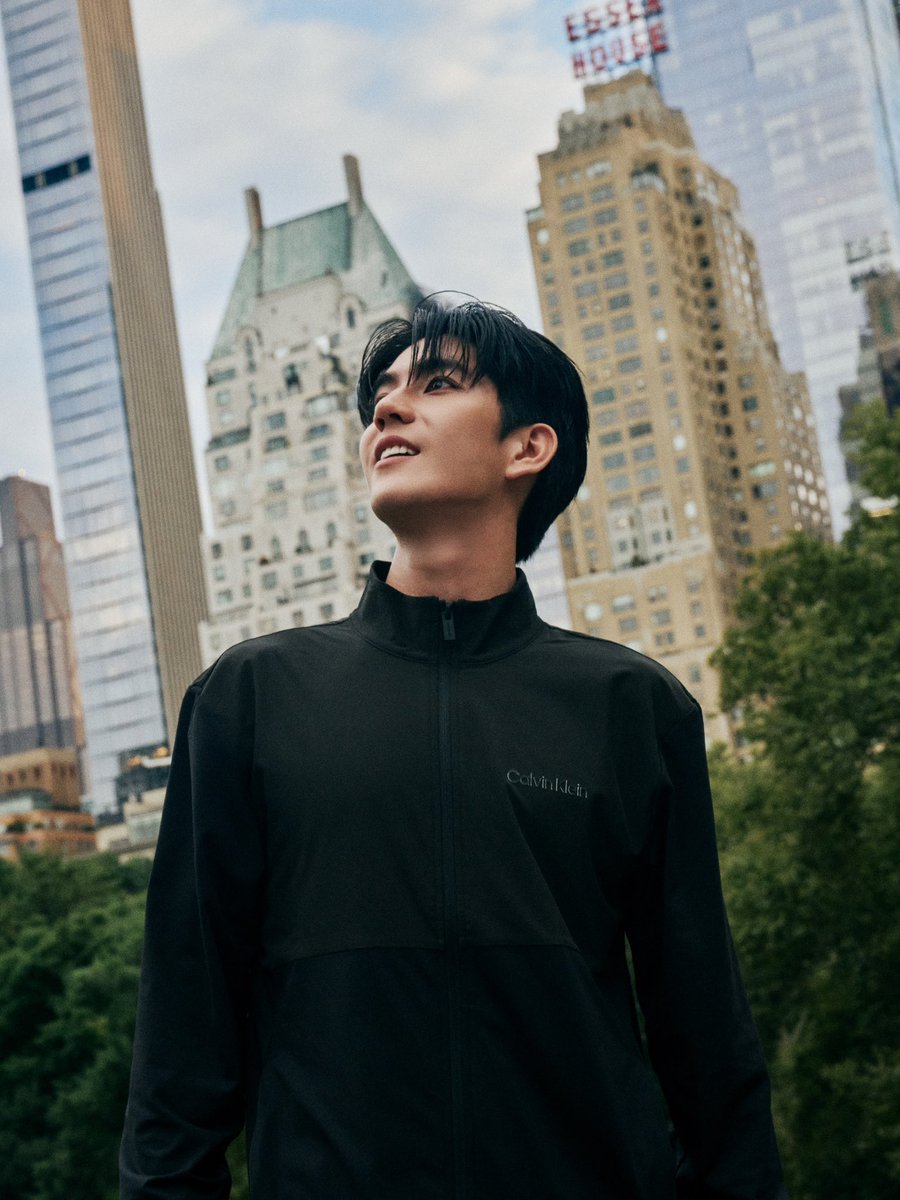 TrendyUpdate_th's tweet photo. พร้อมเสิร์ฟ Calvin Klein Moment จาก NYC 🗽✨

“ซี ทวินันท์” บินลัดฟ้าถึงนิวยอร์ก เตรียมเสิร์ฟอีกหนึ่งแฟชั่นโมเมนต์ กับการร่วมชม Calvin Klein Collection Spring 2027 Runway Show รอติดตามโชว์ไปพร้อมกัน 12 ก.ย. 69 เวลา 02.00 น. (ตามเวลาประเทศไทย) 💙👖

#CALVINKLEINXSEA 
#CALVINKLEIN #sea_tawinan
@Sea_tawinan @CalvinKlein