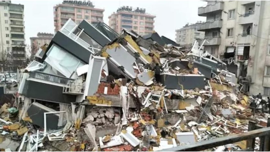 BlueSky428059's tweet photo. Bulvardaki tüm binalar sapasağlam dururken kolonları kesilen Ezgi Apartmanı depremde kağıt gibi çökmüş, 35 kişiye mezar olmuştu. 
Fakat kimsenin suçu yokmuş, adalet öyle buyurmuş. Olası kastla yargılanan tüm sanıklar beraat etmiş. 
Çok üzgünüm gidenler ve geride kalanlar adına. https://t.co/MoVCJhiDLj