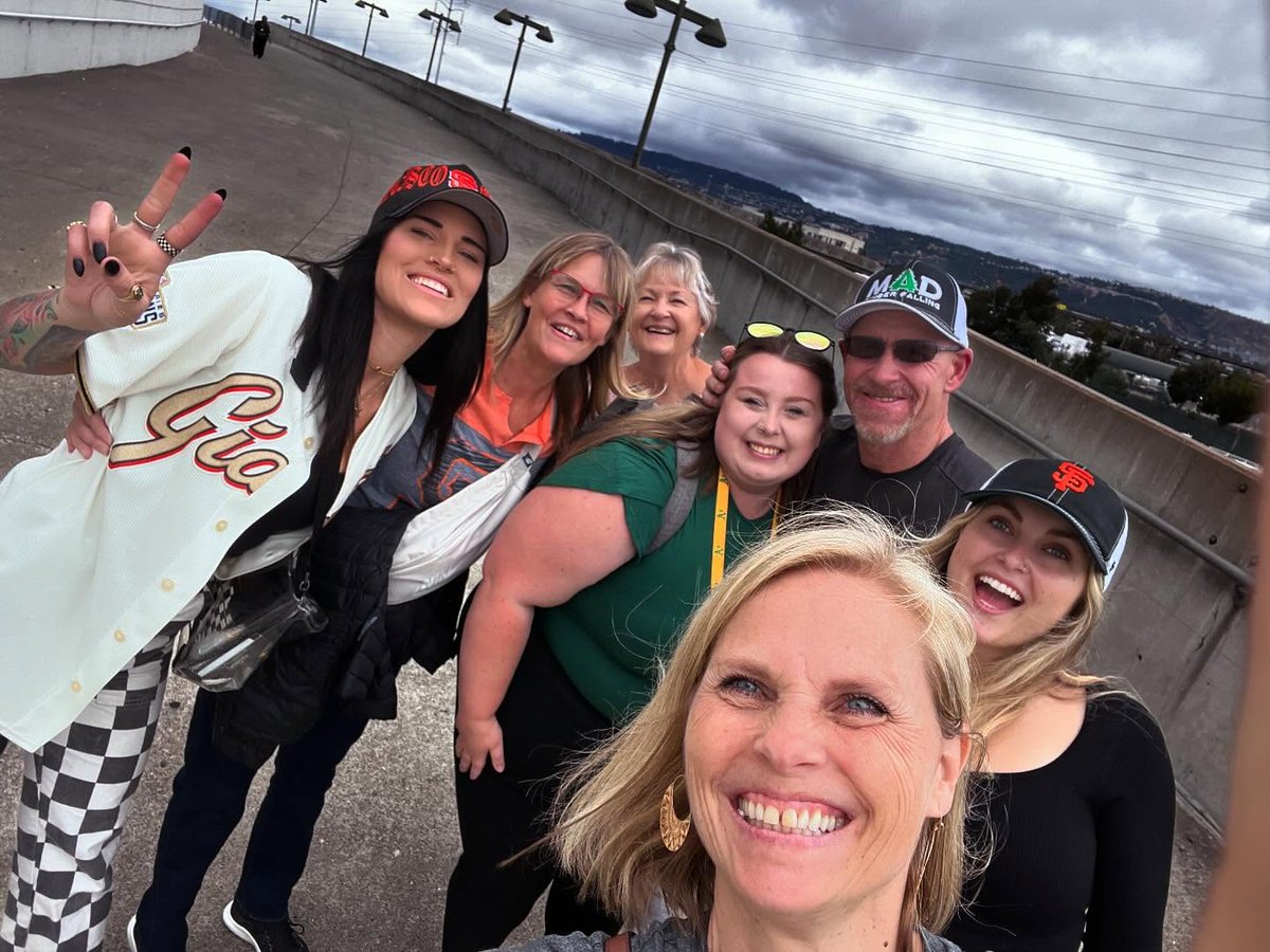 JuliadeMedeiro4's tweet photo. Reminiscing about last weekend and how blessed I am to call these people my family! https://t.co/v9BBqNCw2z
