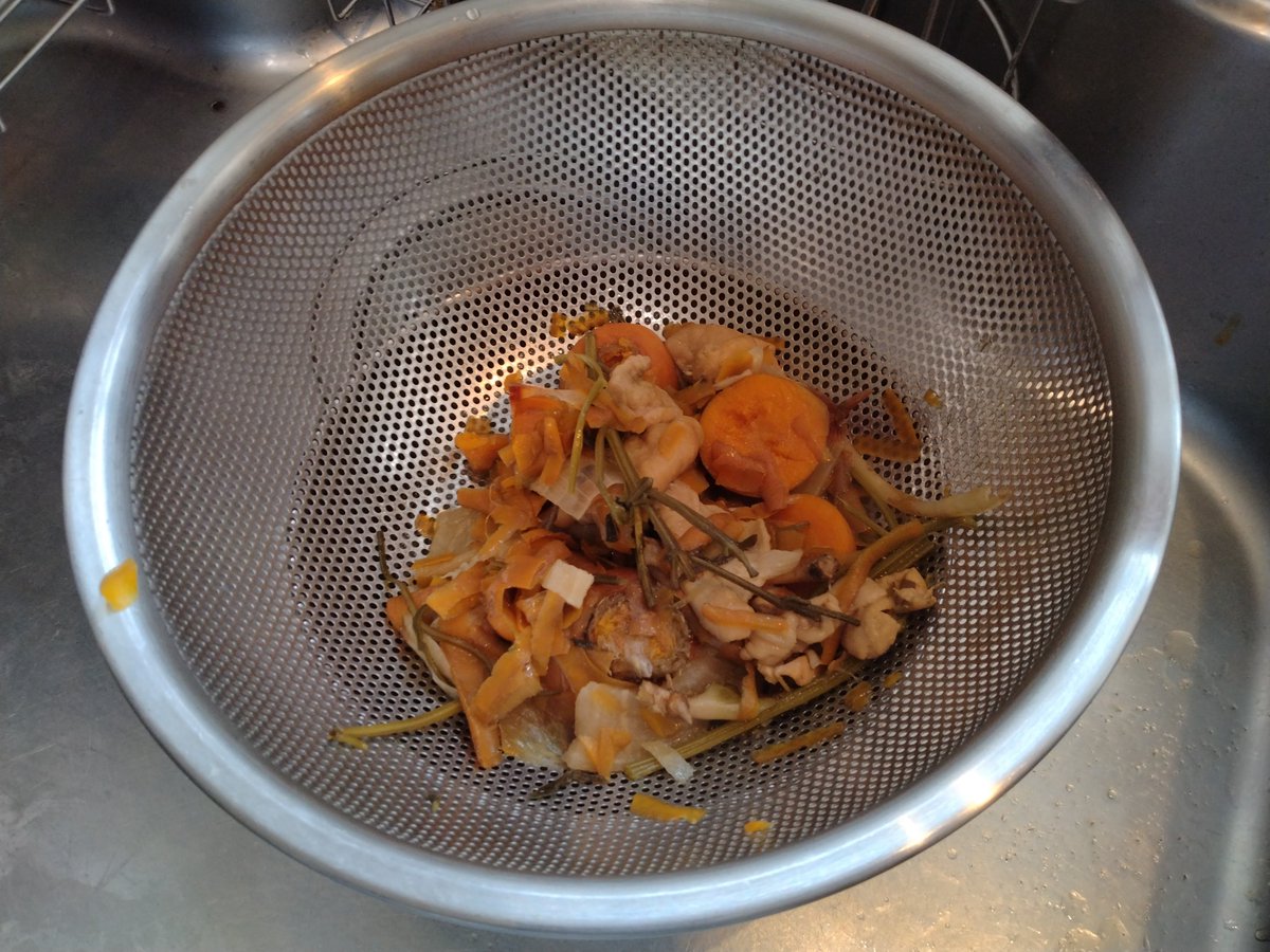 Peak_Spider's tweet photo. 所で冷凍しておいた余った野菜くずや 鶏皮でスープを取った。
これをスープストックにしていずれ 使おう。
何も 味をつけてないがコレだけで最高に美味しい。 https://t.co/HwynfzUlNZ