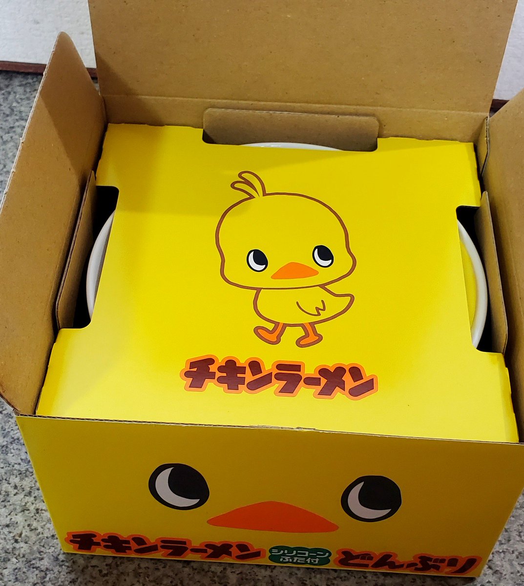 tack04560419's tweet photo. イズミ65周年記念の
「チキンラーメンどんぶりセット」を
買ってみた🎶
パッケージがおかもちみたいに
なってるよ‼️

開封···
さっそくひよこちゃんが
お出迎え🐤

3枚目、中身はこんな感じ。
ラーメンは1食付き。
4枚目はどんぶり‼️
ひよこちゃん蓋、可愛いじゃん♥️
人形も可愛い❤

#チキンラーメン https://t.co/2ktAGOo2iu
