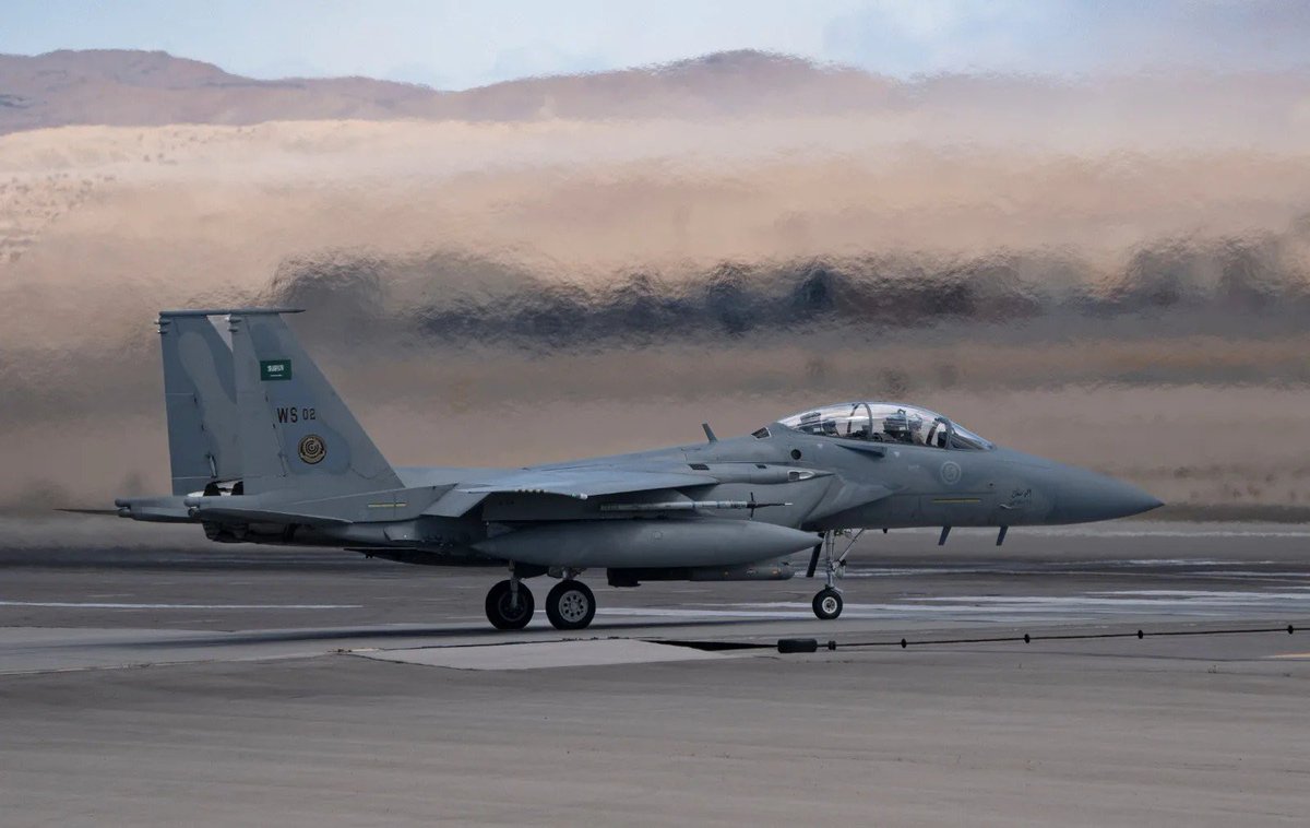 MartinDandach's tweet photo. Lo mas paradójico de Arabia Saudita, es que teniendo una de las Fuerzas Aéreas mas fuertes de la región con casi 400 aeronaves, donde mas de la mitad son muy modernas como los F-15 en todas las variantes que tienen, mas los Eurofighters Typhoon, no pueden hacer absolutamente nada porque se gastaron todos los sistemas de intercepción para defender a Netanyahu. Cualquier ataque aéreo que hagan sobre Irán o alguno de sus aliados, puede significar una respuesta que provoque la destrucción absoluta de toda la infraestructura energética saudí y una crisis humanitaria sin precedentes por las características del país. No tienen ninguna capacidad de enfrentarse a Teherán, y Estados Unidos e Israel los abandonaron completamente. Los iraníes con sus nuevas tácticas, con su voluntad de resistencia, con sus capacidades militares y con el cambio de lógica que impusieron en las guerras, se convirtieron en la única potencia de Medio Oriente.