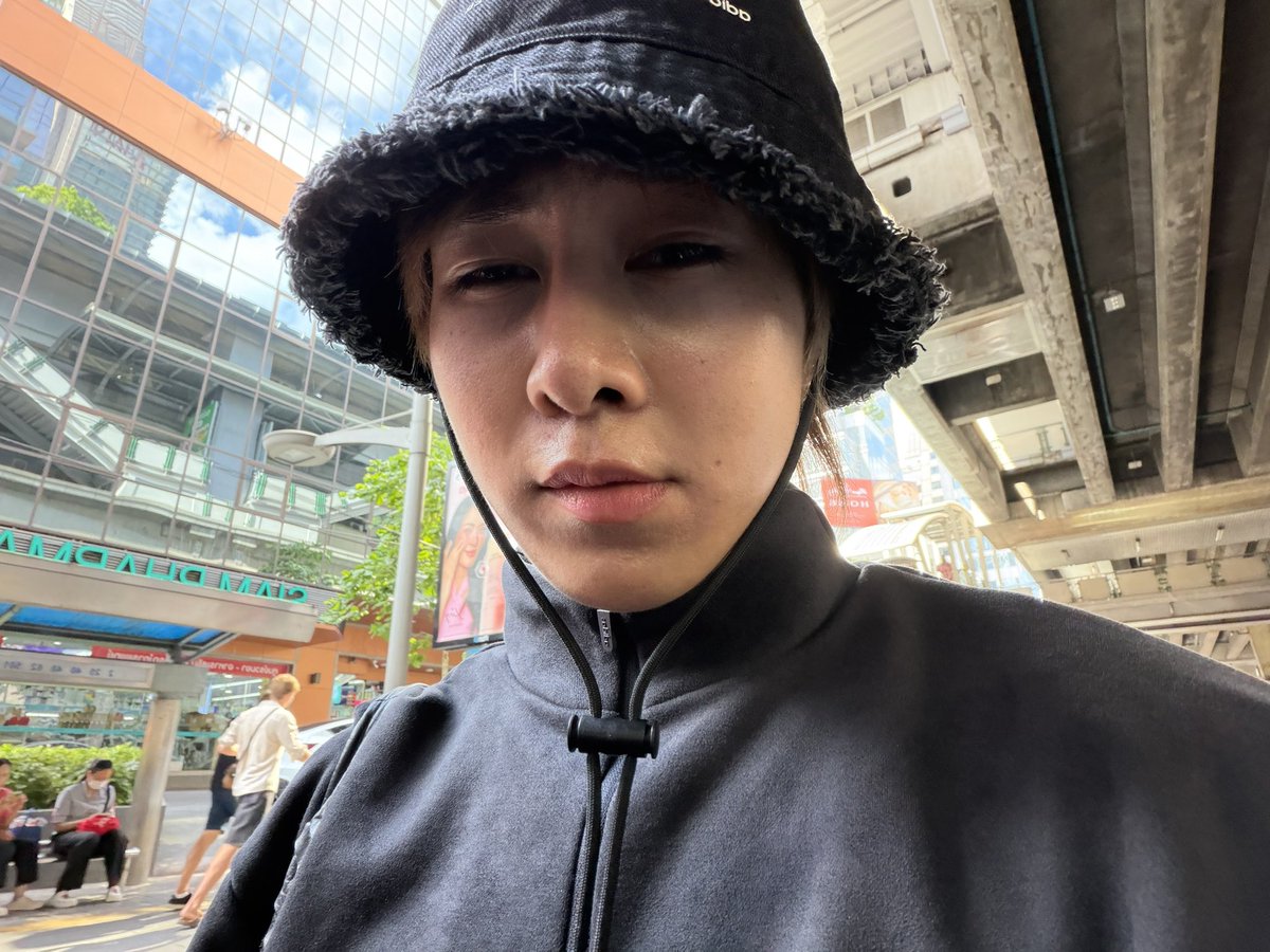 tutorvm's tweet photo. ประเทศไทยอากาศร้อน หรือผมแต่งตัวหนาไปป😪 https://t.co/mBpepjniUD