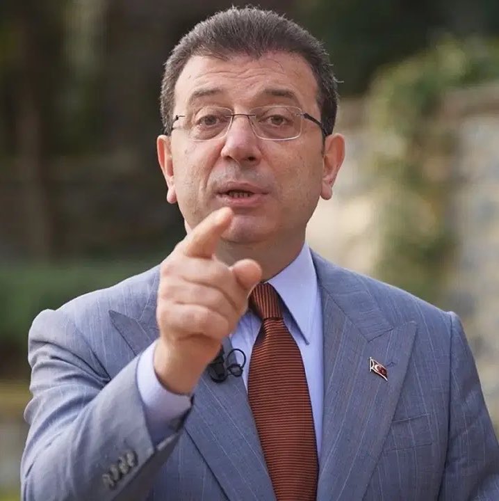 radarrhaberr's tweet photo. Tutuklu Cumhurbaşkanı Adayı Ekrem İmamoğlu’ndan, Kılıçdaroğlu’na cevap:

“Cumhuriyet, demokrasi ve adalet mücadelesinin siyasi esiriyim. Ancak Yaradan’a şükürler olsun ki milletin gözünde sokağa çıkamayan, caddelerde, meydanlarda dolaşmayan, toplumun vicdanına hapsolmuş siyasi bir beden değilim. 

Allah kimseyi 80 yaşında bu duruma düşürmesin.”