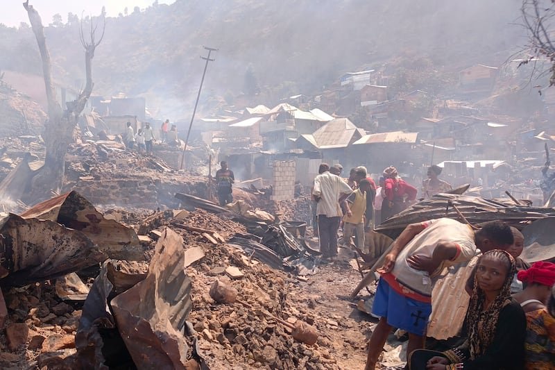 GoldenyMask's tweet photo. DR CONGO — Inkongi ikomeye i Bukavu yahitanye abana 24 b’abanyeshuri. Inkongi yafashe amashuri abiri n’amazu agera kuri 300 yubakishijwe imbaho mu mujyi wa Bukavu ugenzurwa na AFC/M23. Abapfuye barimo abakobwa 19 n’abahungu 5, naho abantu 29 bari kuvurwa, 21 muri bo bari mu ndem https://t.co/sz0nXaNl9A