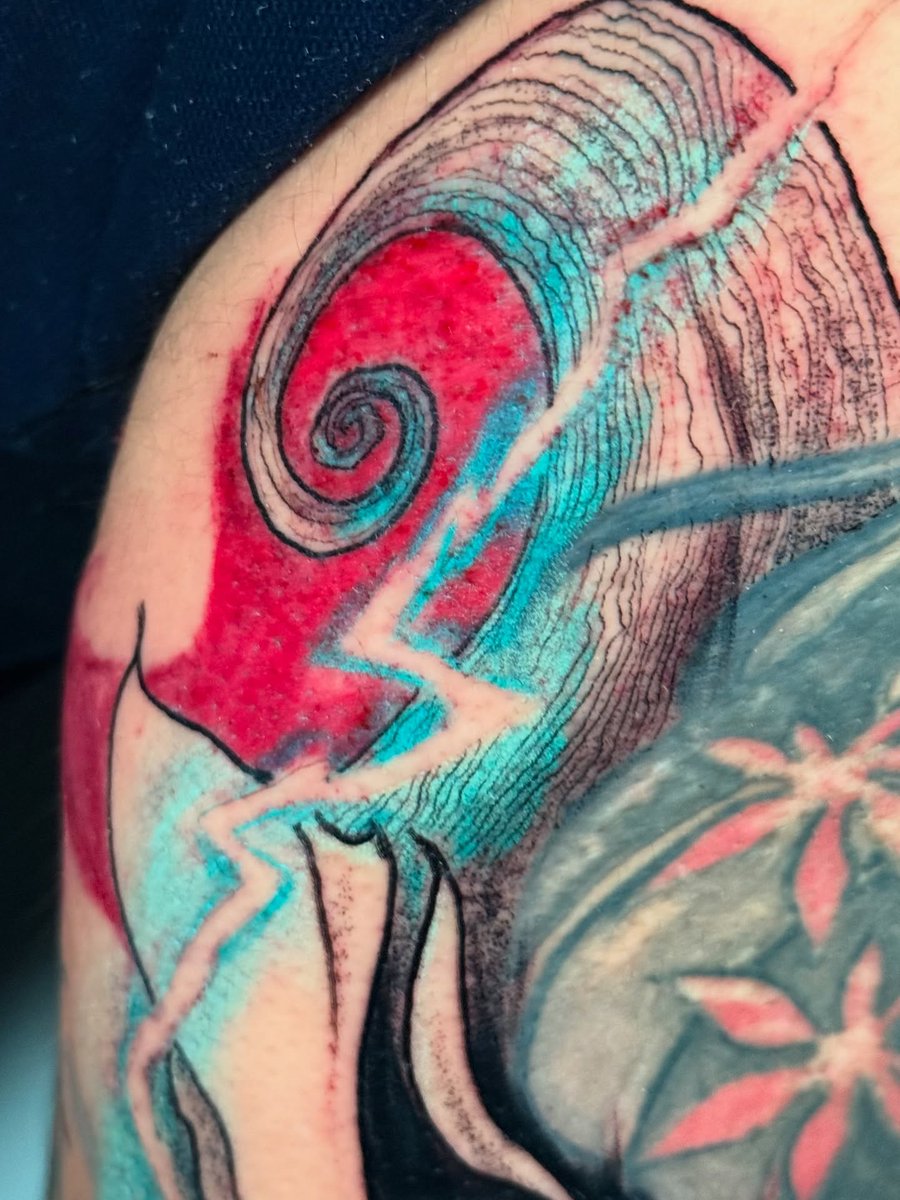 DeloiseKruis's tweet photo. Three dogs, a stolen paw, and a bolt of lightning from the sky—a story with no limits. This project turned the space between my client’s tattoos into a meaningful narrative. What story do you want your skin to tell? https://t.co/tuwY5oi2Xz